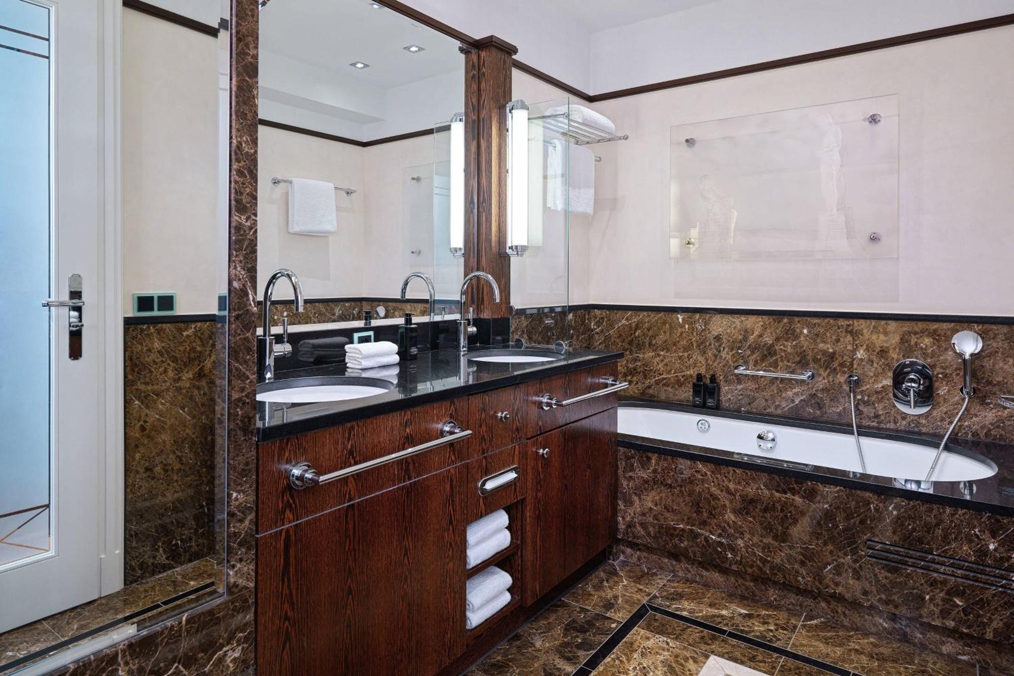 Hotel Elephant Weimar, Autograph Collection Exterior foto Bathroom
