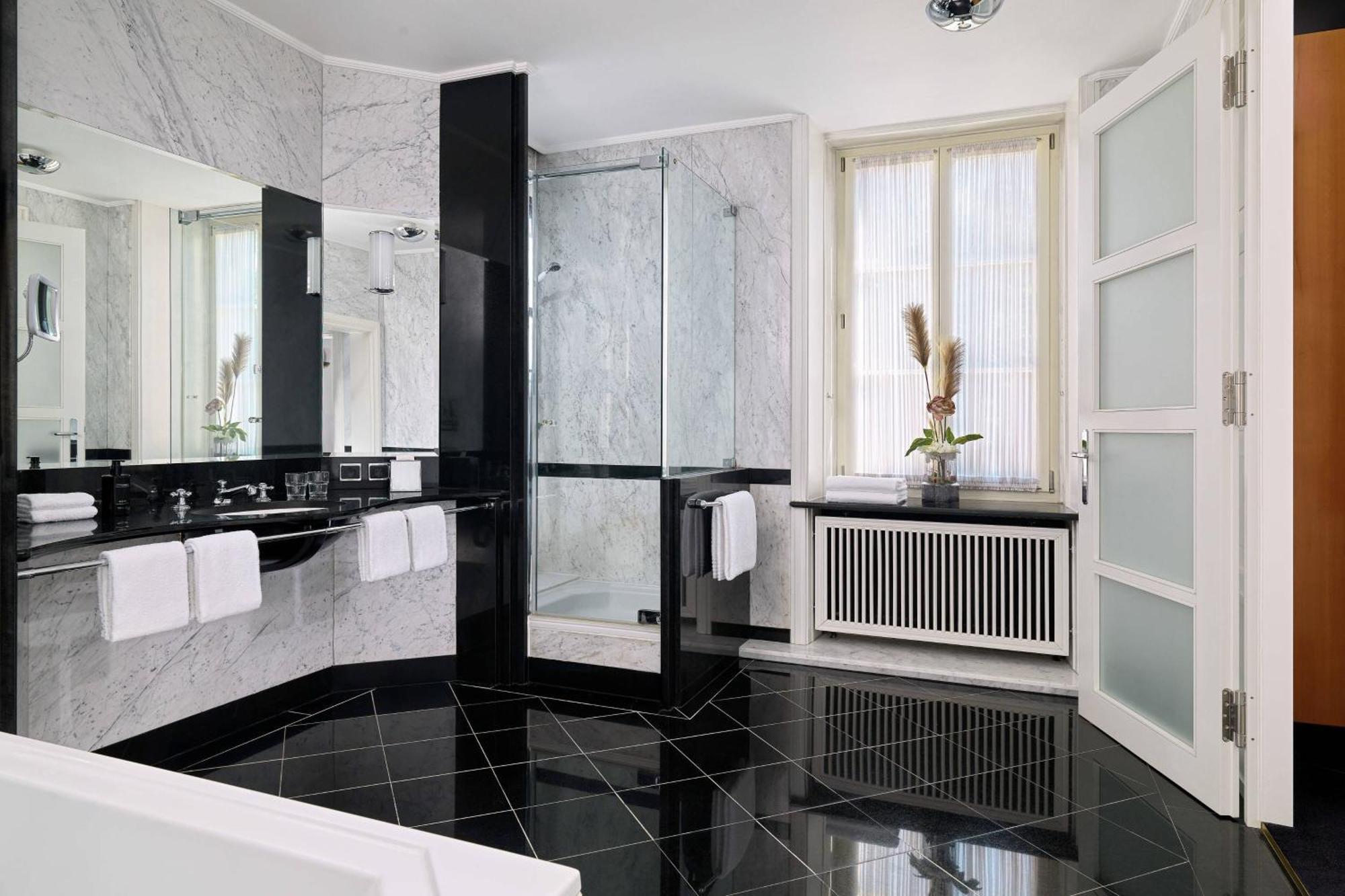 Hotel Elephant Weimar, Autograph Collection Exterior foto A bathroom in the hotel