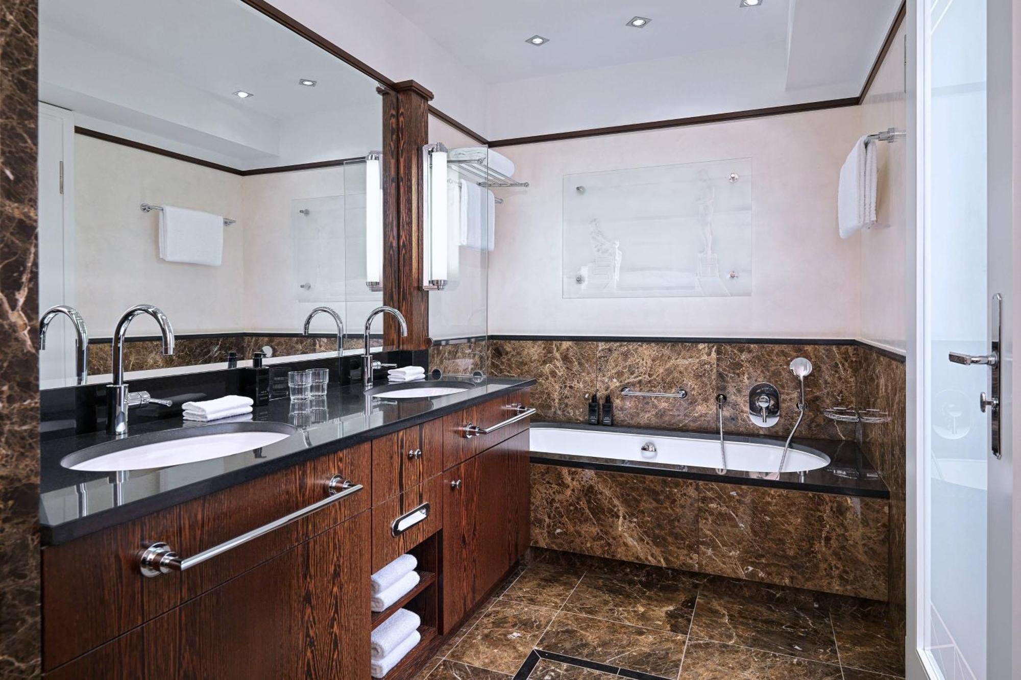 Hotel Elephant Weimar, Autograph Collection Exterior foto Bathroom